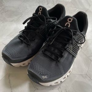 On Running oncloud swift shoes black mens size 7 equivalent to womens size 9 GUC